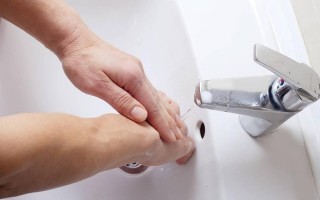 带隐形眼镜用什么洗手，带隐形眼镜用什么洗手好